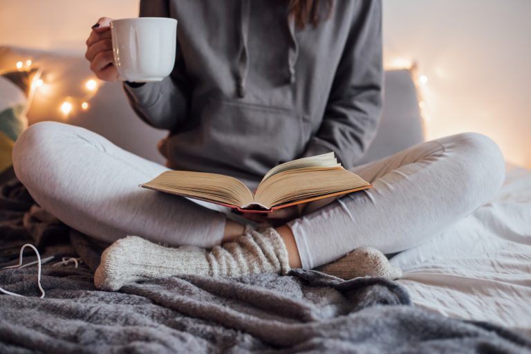 Winter Reading List for Kids and Moms (Plus Some of Our Mabelhood Favorites) mom reading book in winter